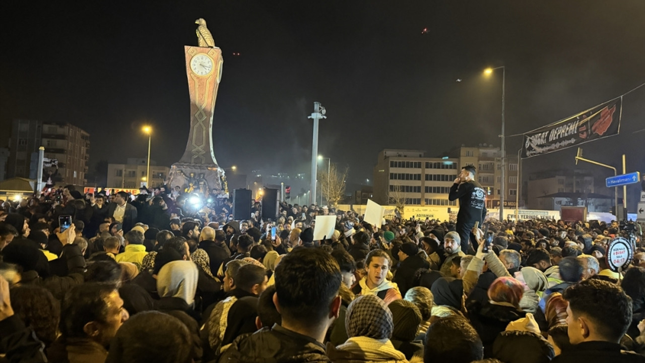 Adıyaman'da depremde hayatını kaybedenler için "sessiz yürüyüş"
