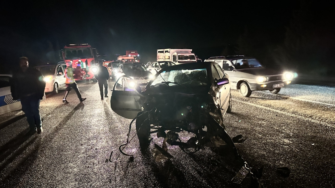 Adıyaman'da iki otomobilin çarpıştığı kazada 6 kişi yaralandı