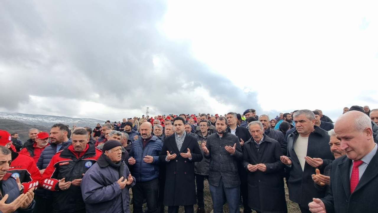 Adıyaman'ın Gölbaşı ilçesinde depremde hayatını kaybedenler için zeytin fidanları dikildi