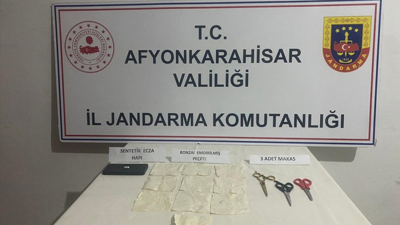 Afyonkarahisar'da uyuşturucu ele geçirilen iki araçtaki 4 şüpheli gözaltına alındı