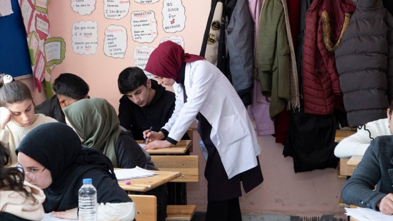 Ağrı'da gönüllü öğretmenler kırsalda yaşayan öğrencileri üniversite sınavına hazırlıyor