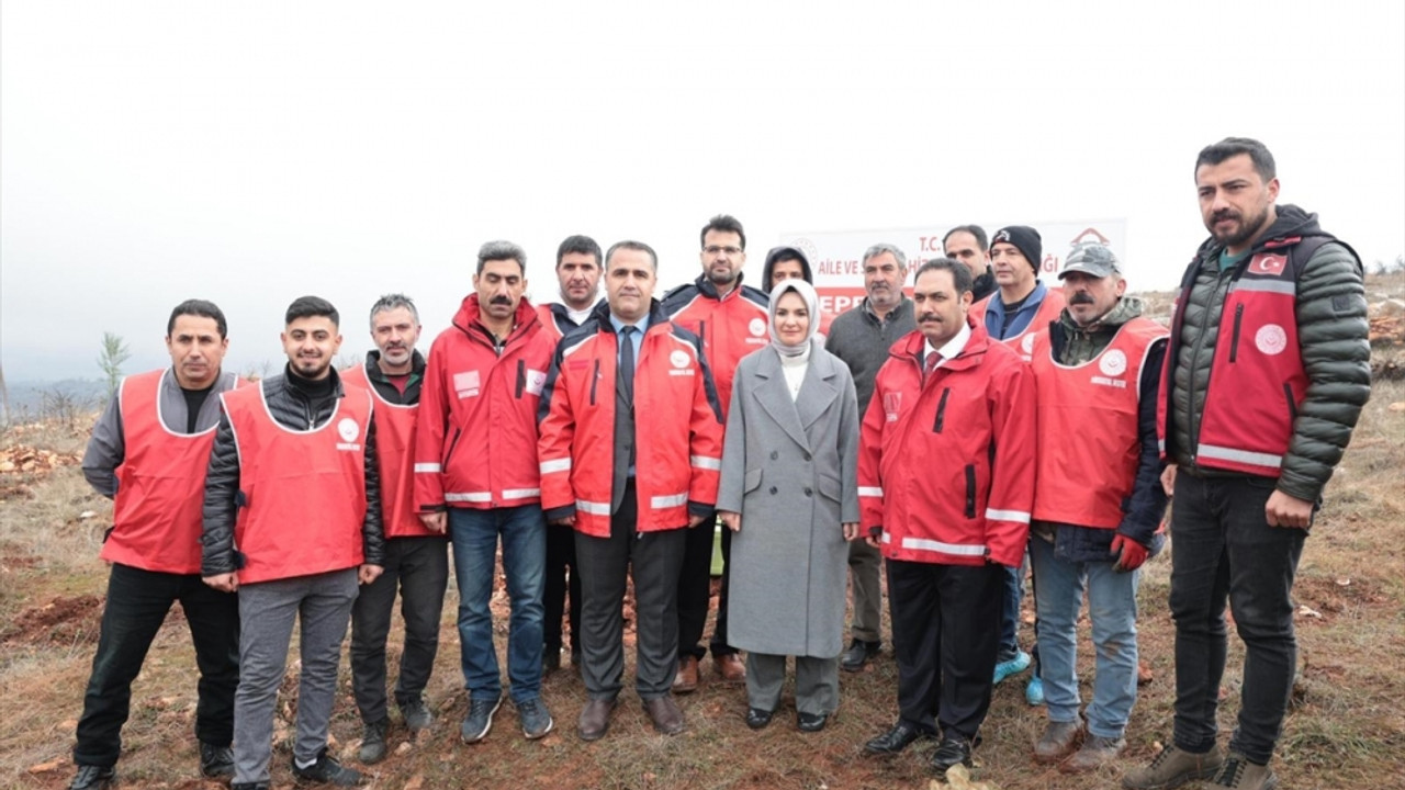 Aile ve Sosyal Hizmetler Bakanı Göktaş, "Deprem Şehitleri Ormanı"nın ilk fidanını dikti: