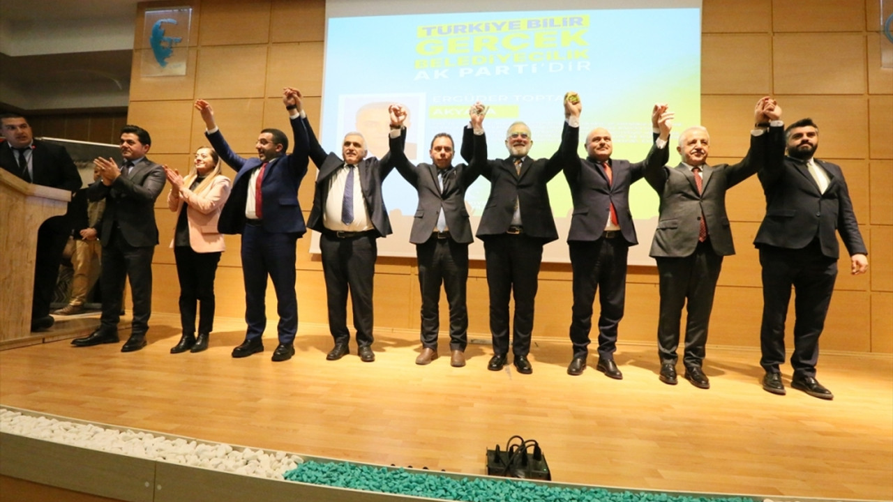 AK Parti'li Yenişehirlioğlu partisinin "Kars Aday Tanıtım Toplantısı"nda konuştu: