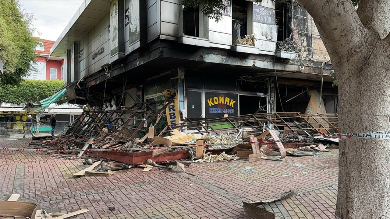 Alanya'da çıkan yangında 4 iş yeri ve bir otomobil kullanılamaz hale geldi