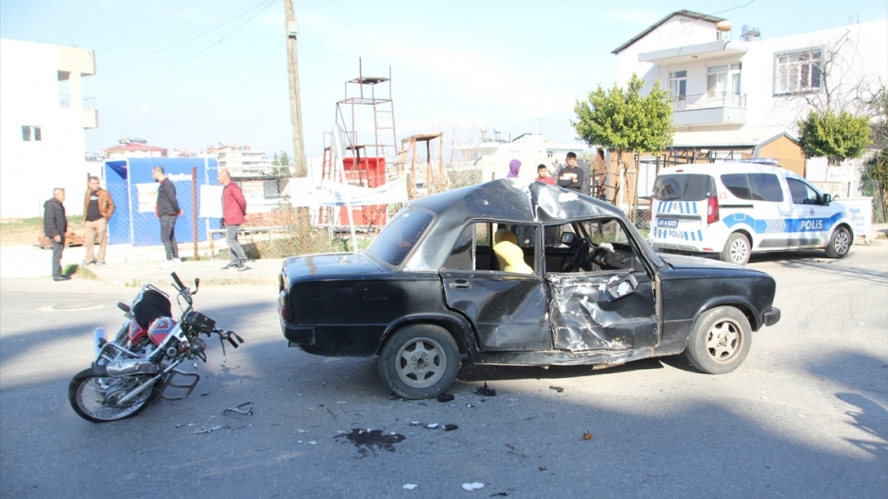 Antalya'da motosiklet ile otomobilin çarpıştığı kazada 2 kişi yaralandı
