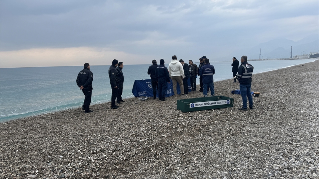 Antalya'da sahilde erkek cesedi bulundu