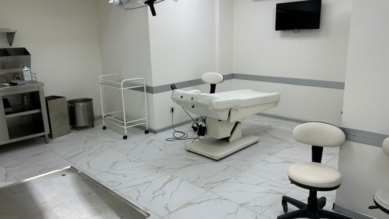 Antalya'da yetkisiz saç ekimi yaptığı iddiasıyla 2 kişi gözaltına alındı