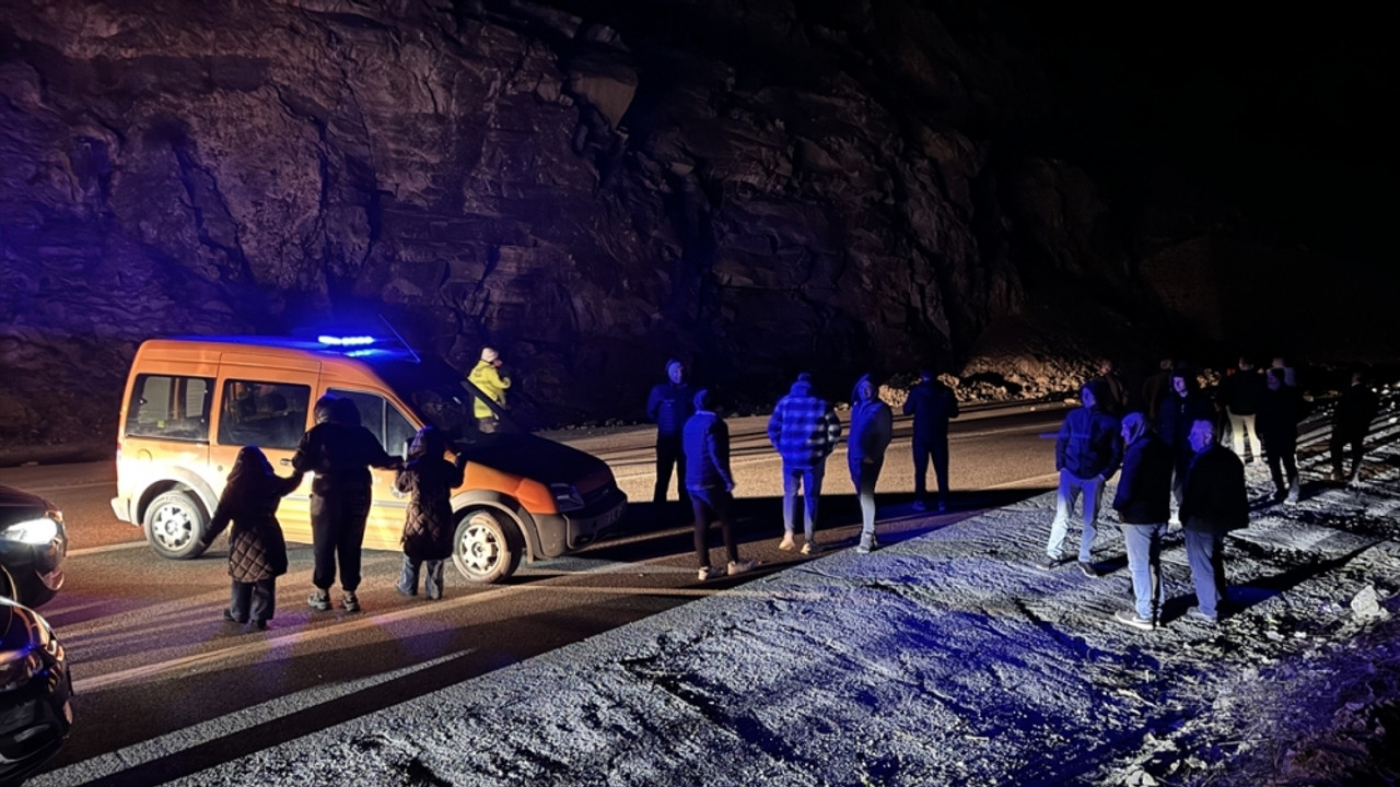Artvin-Hopa kara yolu heyelan nedeniyle ulaşıma kapandı