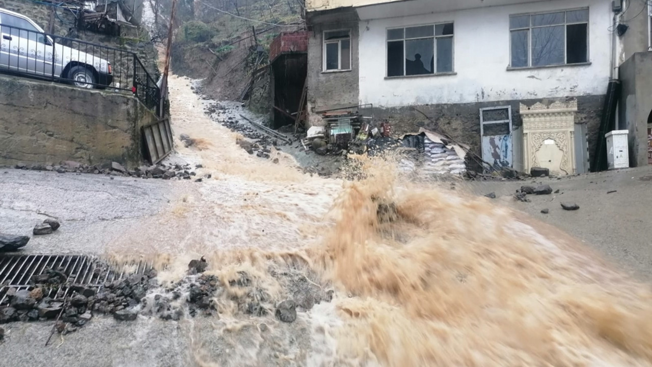 Artvin'de heyelan riski nedeniyle 3 bina boşaltıldı