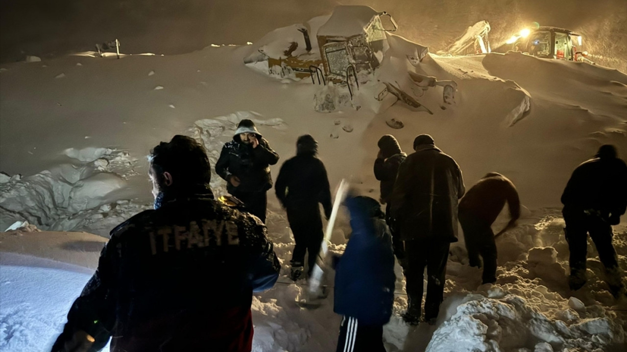 Artvin'de iş makinesinin üzerine çığ düşmesi sonucu operatör yaralandı