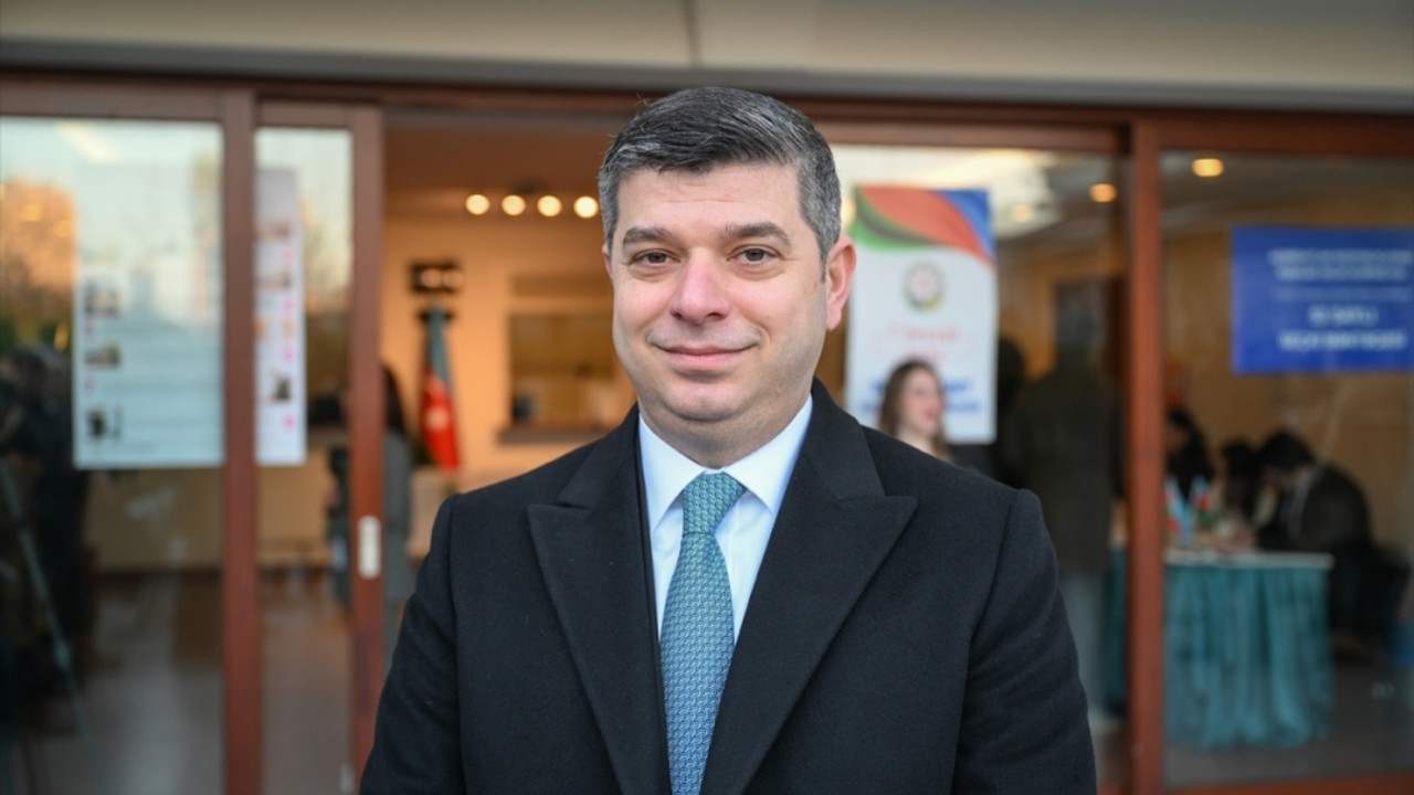 Azerbaycan vatandaşları cumhurbaşkanı seçimi için İstanbul'da sandık başına gitti