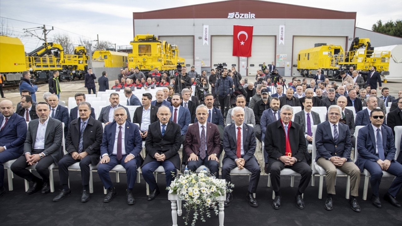 Bakan Uraloğlu, yeni nesil akıllı demir yolu bakım araçları teslim töreninde konuştu: