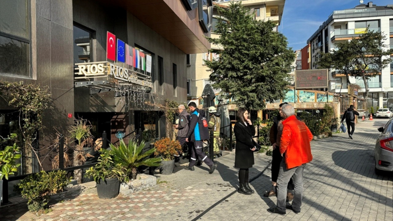 Bakırköy'de bir otelde çıkan yangın hasara neden oldu