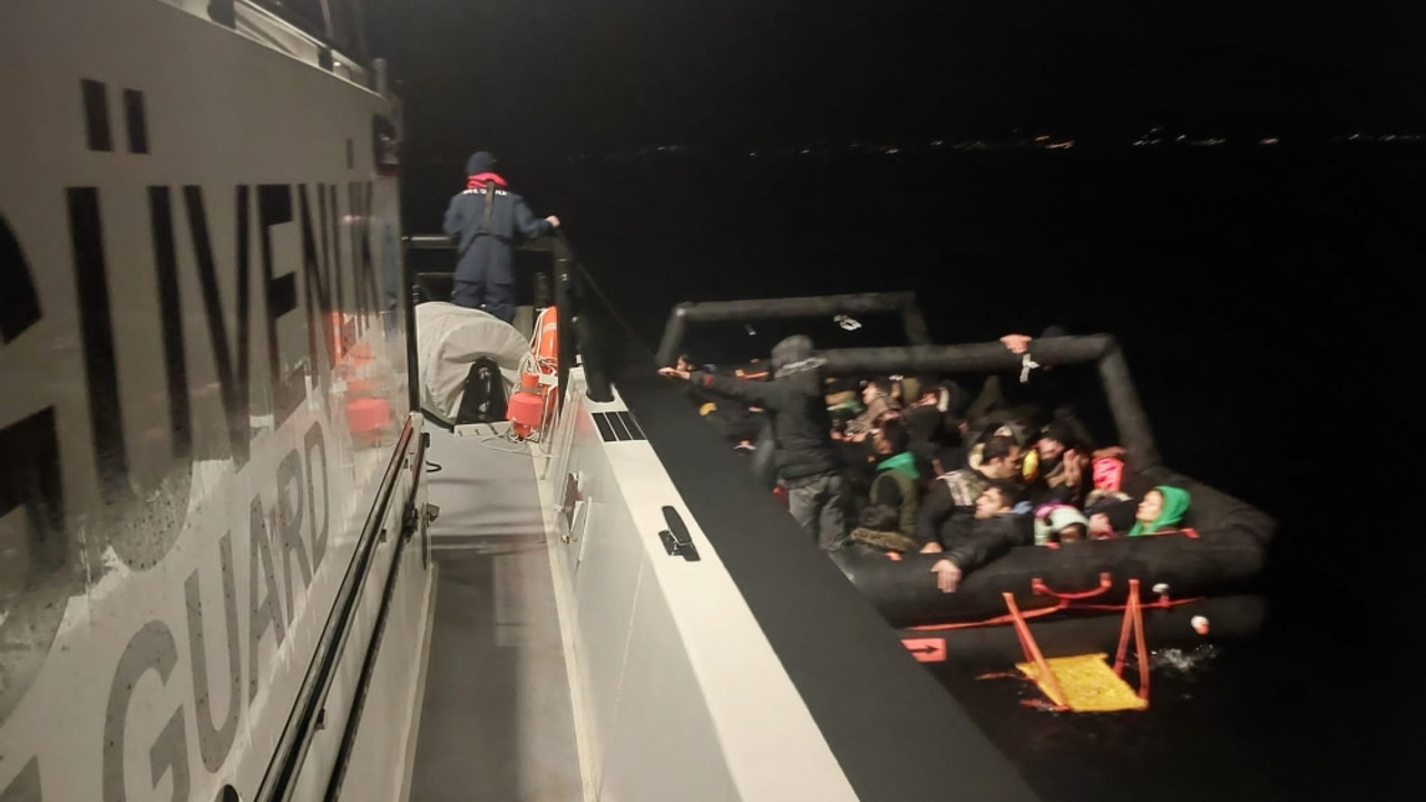 Balıkesir'de 49 düzensiz göçmen kurtarıldı, 53 yabancı uyruklu yakalandı