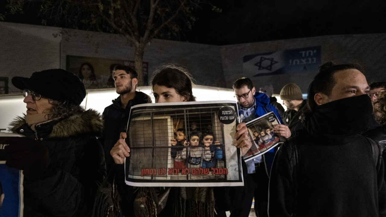 Batı Kudüs'te savaş karşıtı İsrailli aktivistler İsrail'in Gazze'deki saldırılarını protesto etti