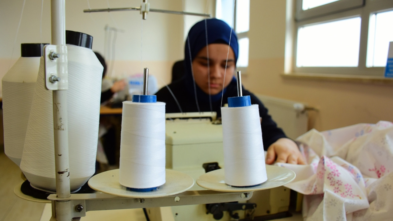 Bilecik'te meslek lisesi öğrencileri kentteki pansiyonlu okulların nevresim ihtiyacını karşılıyor