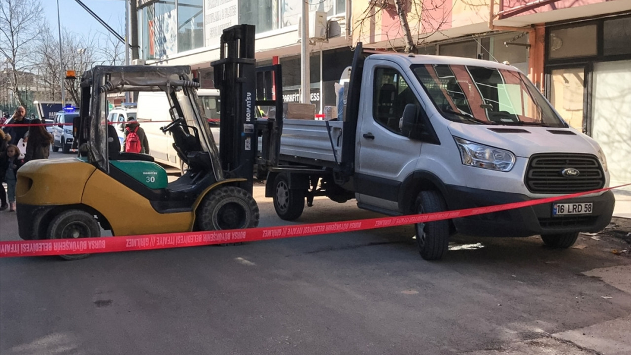 Bursa'da geri manevra yapan kamyonetin altında kalan yaşlı kadın öldü