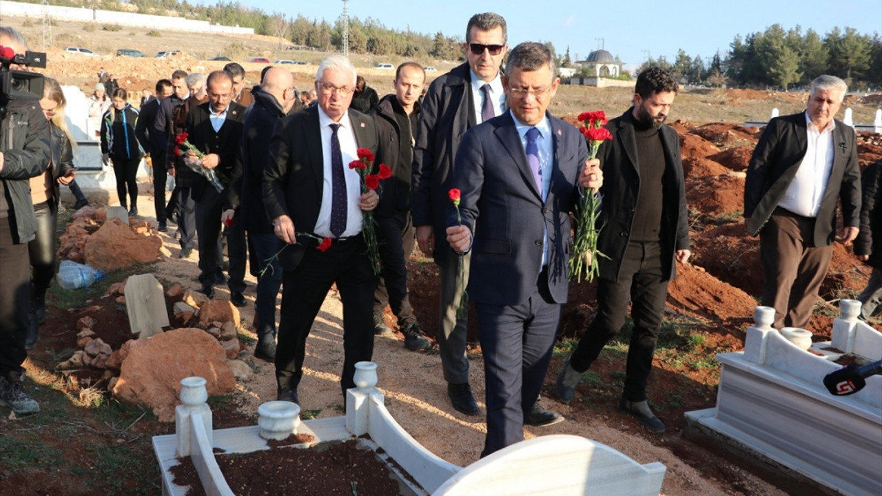 CHP Genel Başkanı Özel, 7,7 büyüklüğündeki depremin merkez üssü Pazarcık'ta konuştu: