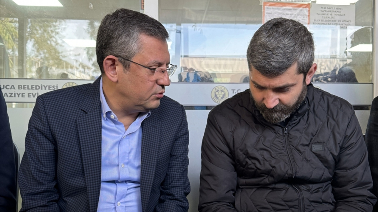 CHP Genel Başkanı Özel, İzmir'de öldürülen taksi şoförünün ailesini ziyaret etti: