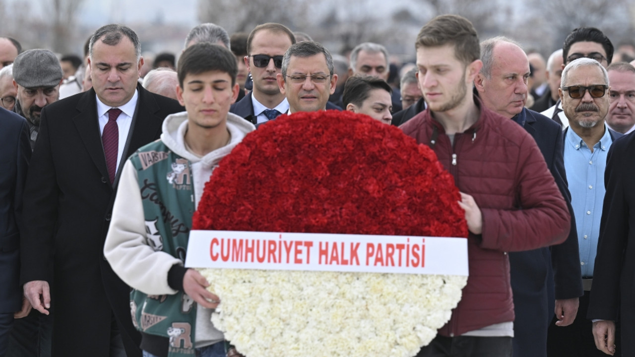 CHP Genel Başkanı Özel, vefatının birinci yılında Deniz Baykal'ın mezarını ziyaret etti: