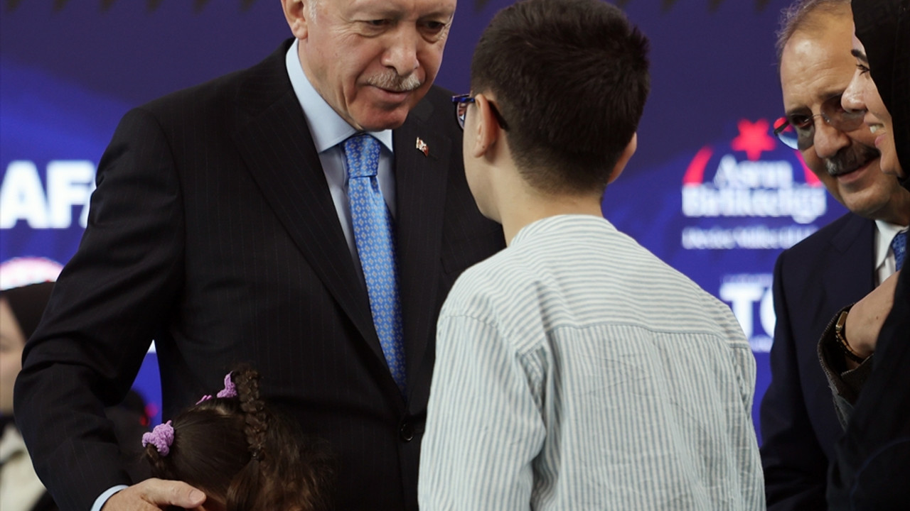 Cumhurbaşkanı Erdoğan:"Adıyaman'da 39 bini konut, 3 bin 400'ü işyeri ve 3 bine yakını ahır toplam 45 bin 305 hak sahibi belirlendi. Bugün 2 bin 798 konutumuzun teslimini yapıyoruz"