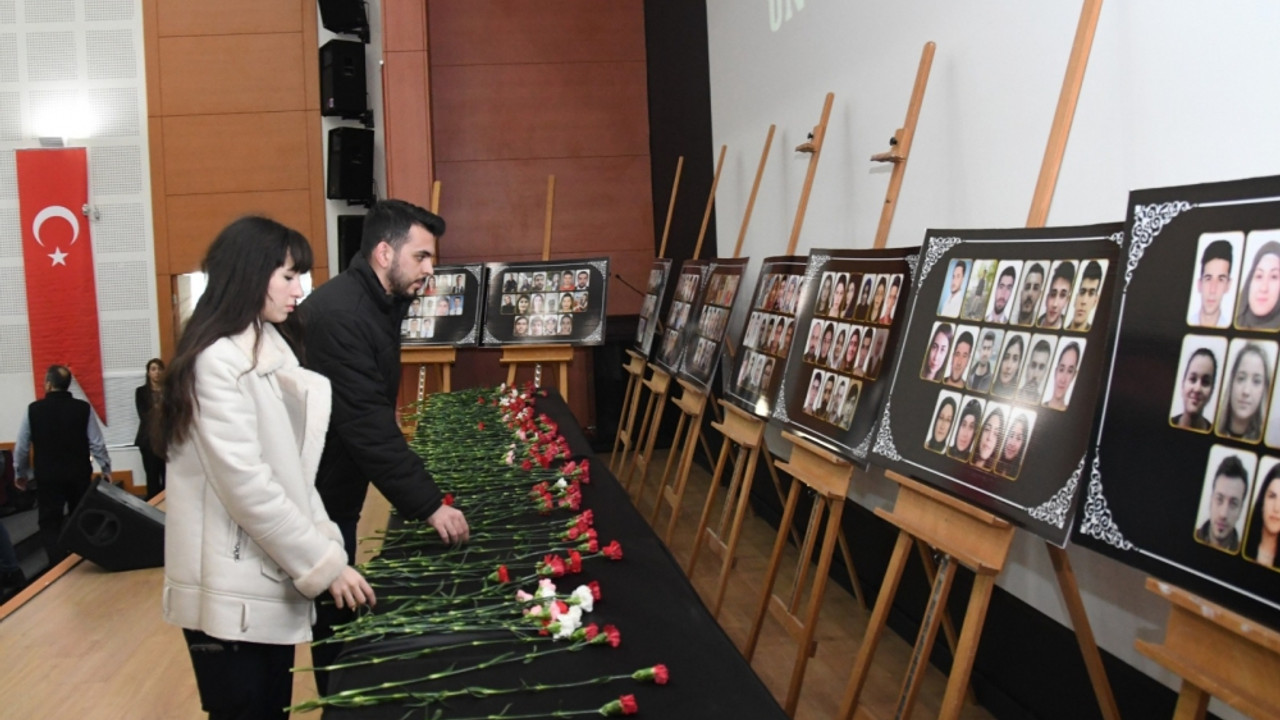 Depremde hayatını kaybeden üniversite personeli ve öğrencileri için tören düzenledi