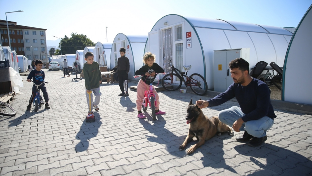 Depremde sahibini uyandıran Şila konteyner kentteki çocukların neşesi