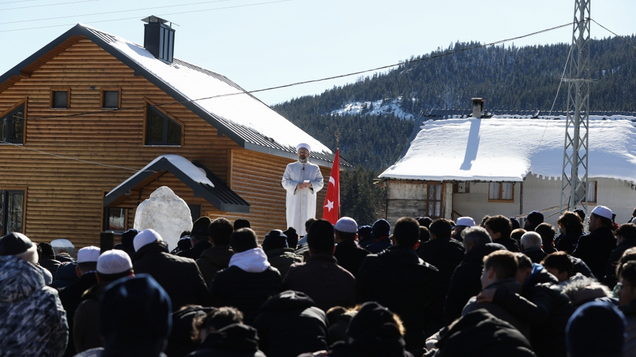 Diyanet İşleri Başkanı Erbaş, Bolu gençlik kampında hutbe okudu, cuma namazı kıldırdı