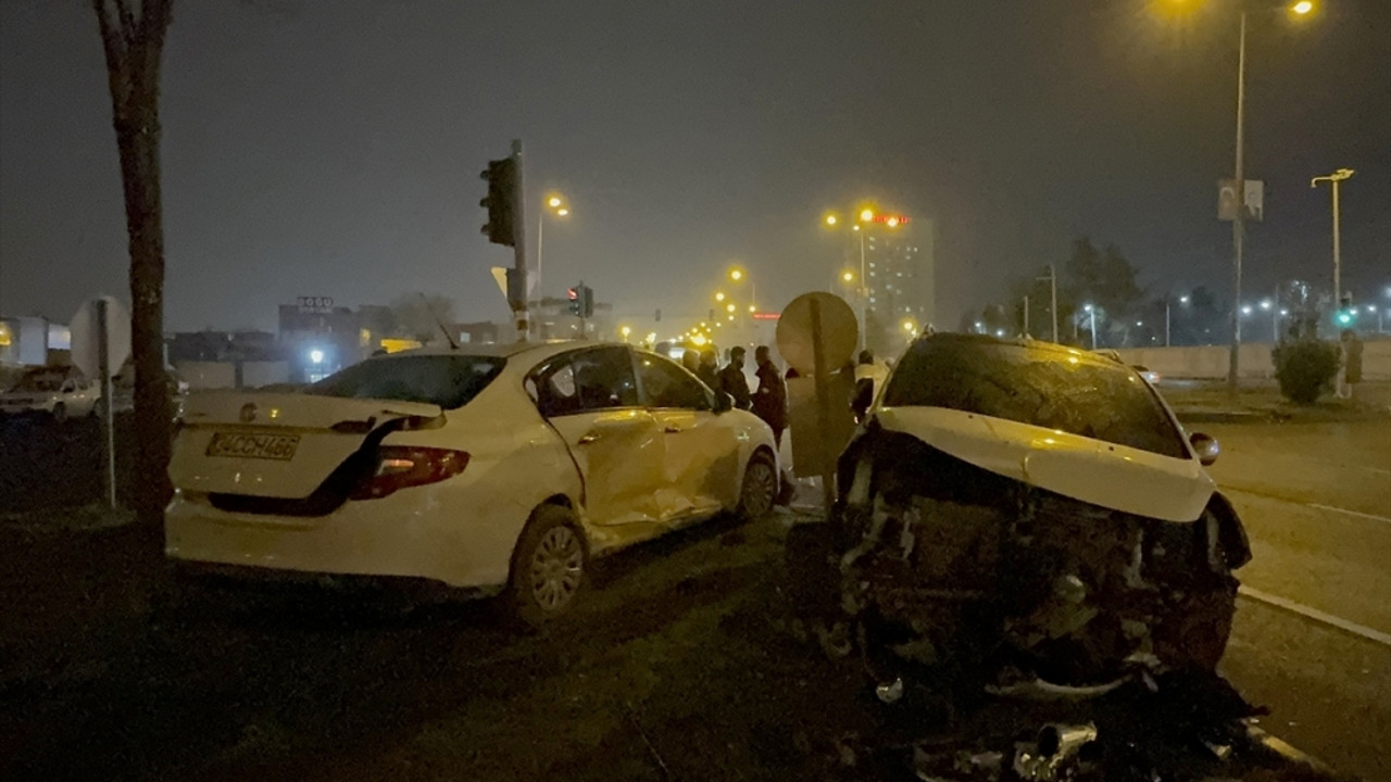 Diyarbakır'da 2 otomobilin çarpışması sonucu anne ve çocuğu yaralandı