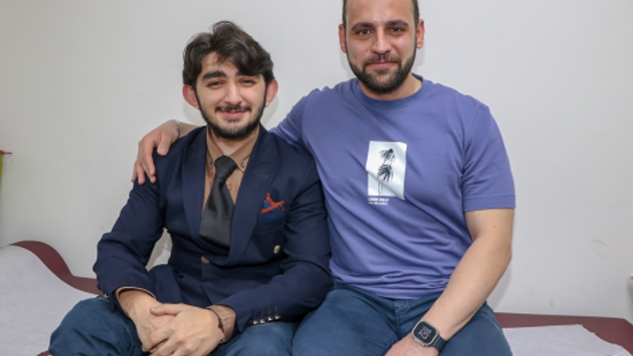 Doğuştan engelli şampiyon yüzücü, "süper kahramanım" dediği doktoru sayesinde ayağa kalktı