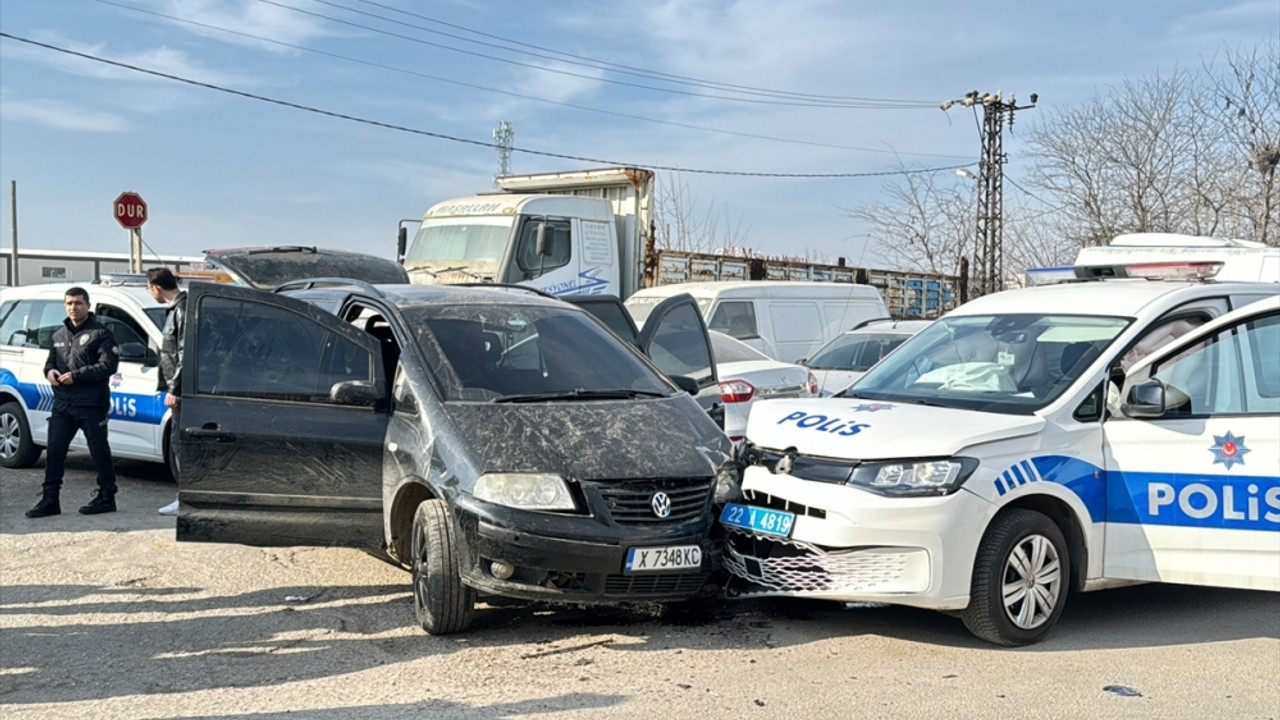 Edirne'de bir sürücünün kaçmaya çalıştığı aracıyla çarptığı ekip otosundaki iki polis yaralandı