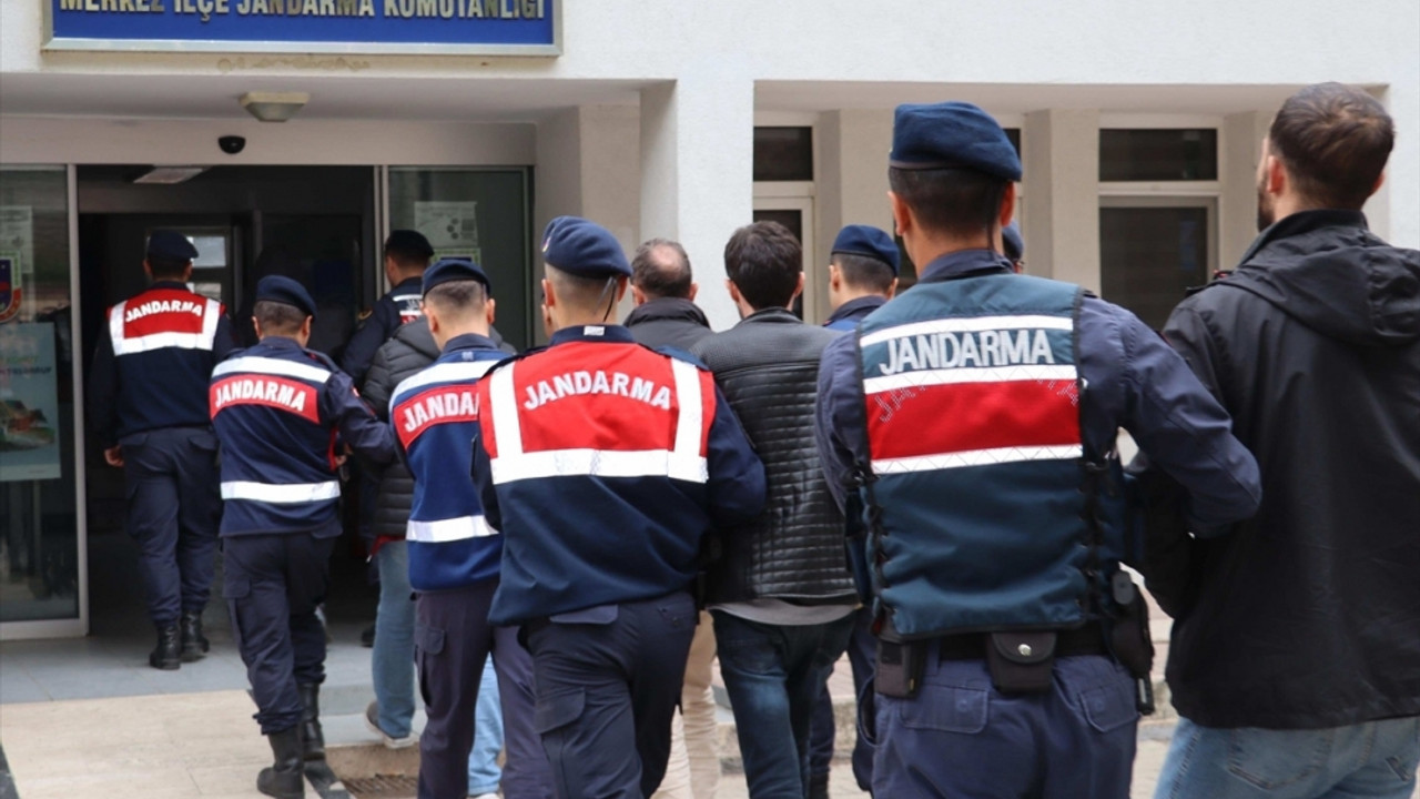 Edirne'de yurt dışına kaçmaya çalışan 9 FETÖ şüphelisi yakalandı