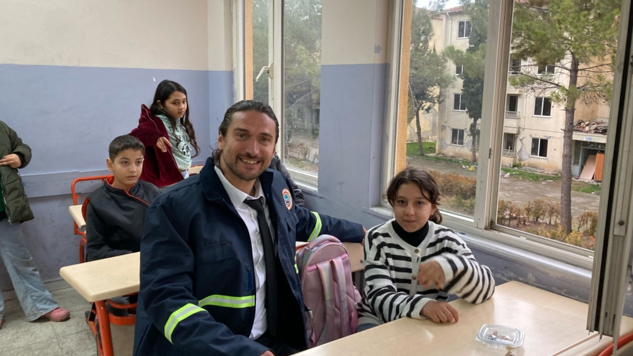 Gölcük Tersanesi Komutanlığı personeli enkazdan kurtardıkları Aysima'yı unutmadı