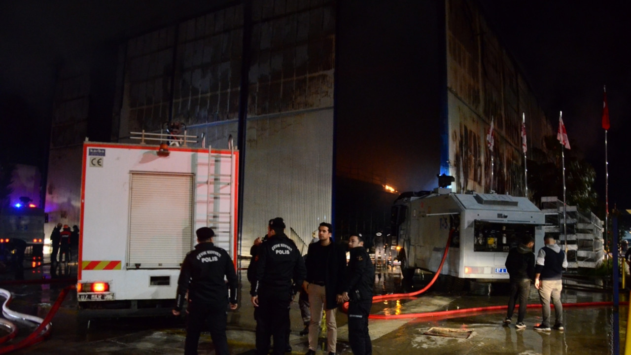 GÜNCELLEME 2 - Antalya'da tersanede çıkan yangın kontrol altına alındı