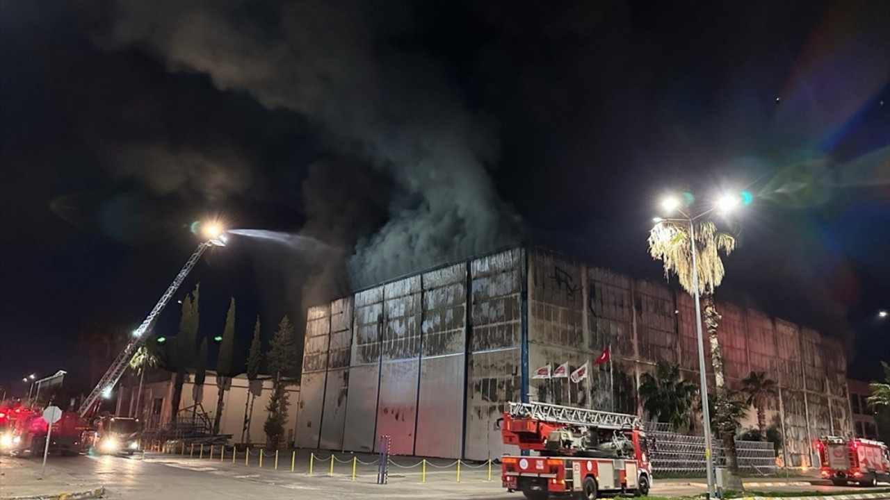 GÜNCELLEME - Antalya'da tersanede çıkan yangına ekiplerce müdahale ediliyor
