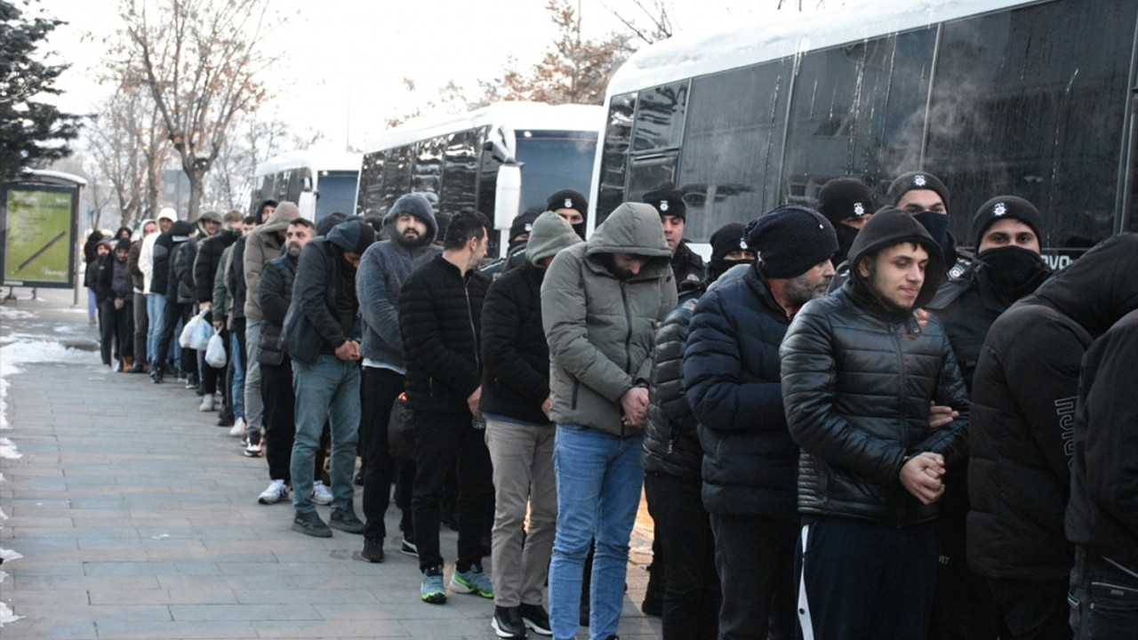 GÜNCELLEME - Erzurum merkezli "Sibergöz-20" operasyonunda yakalanan 71 zanlıdan 65'i tutuklandı