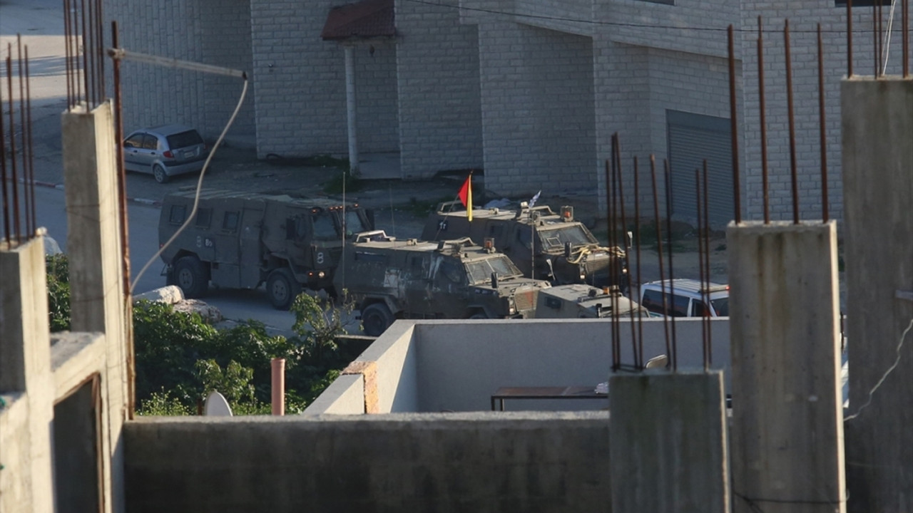 GÜNCELLEME - İsrail güçleri işgal altındaki Batı Şeria'da 2 mülteci kampına baskın düzenledi