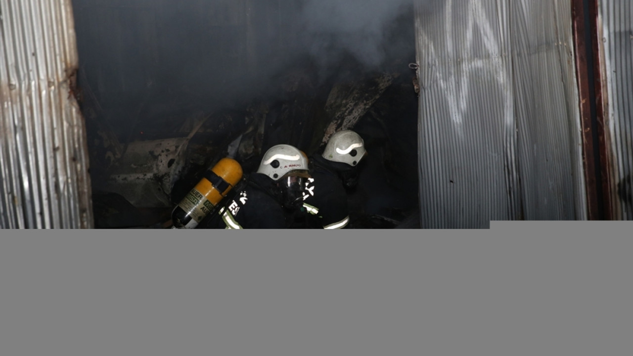 Hatay'da oto yedek parça işletmesinde çıkan yangın söndürüldü