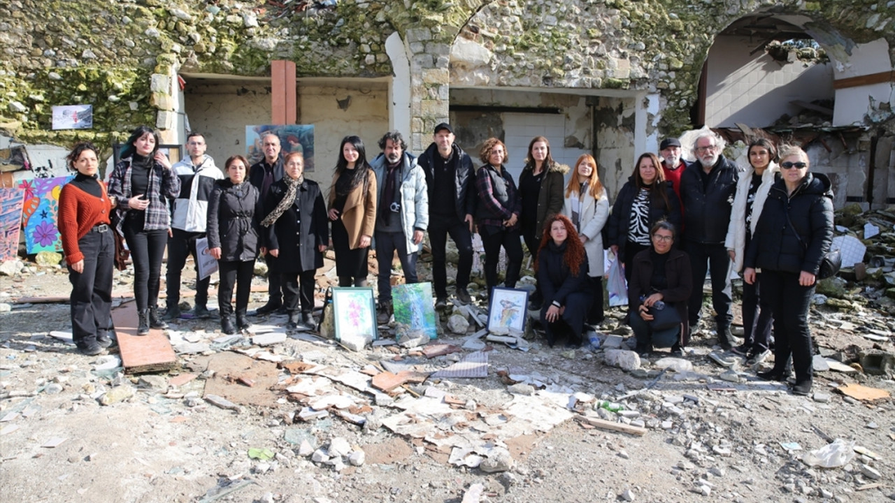 Hatay'da sanatçılar yıkıntıların arasında eserlerini sergiledi