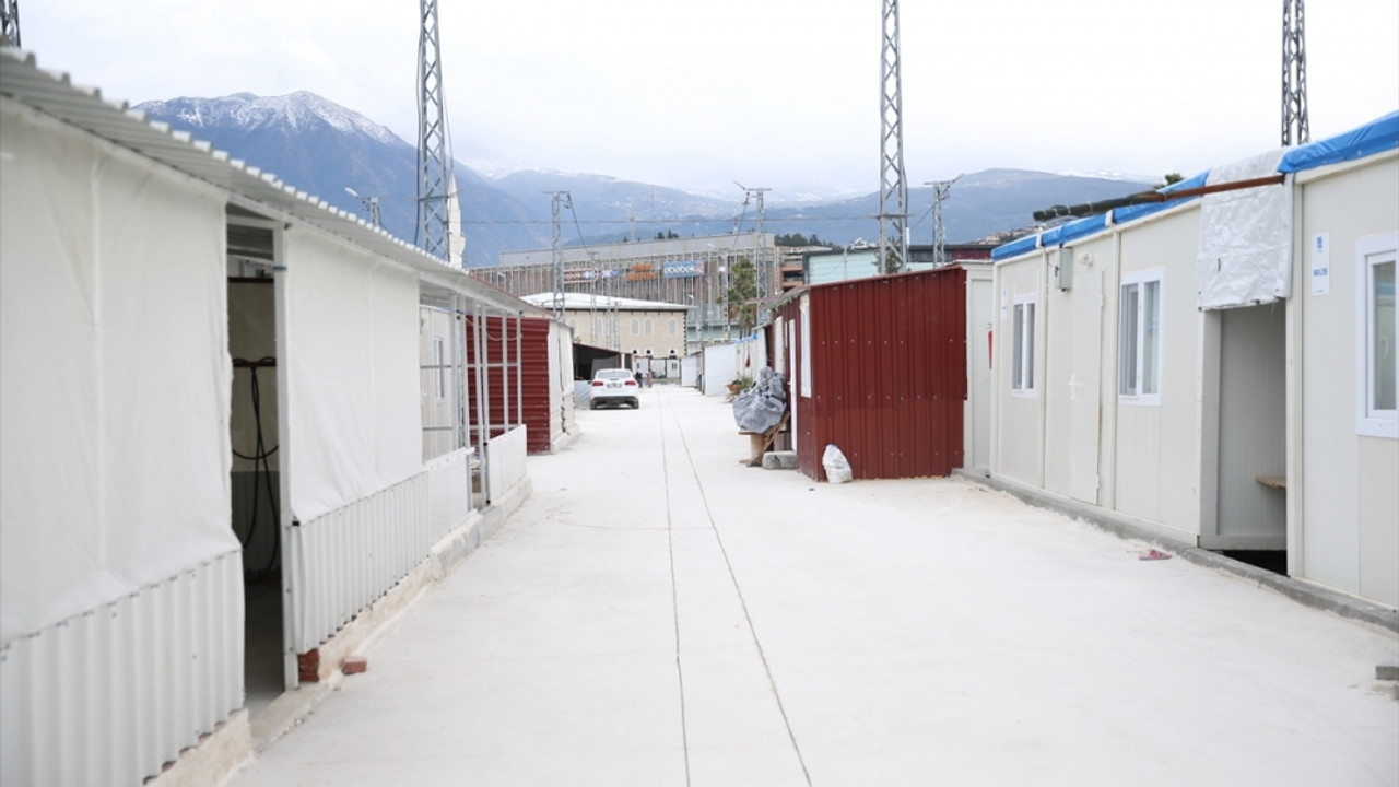 Hataylı depremzede kadın, afette kaybettiği 9 yakınını özlemle anıyor