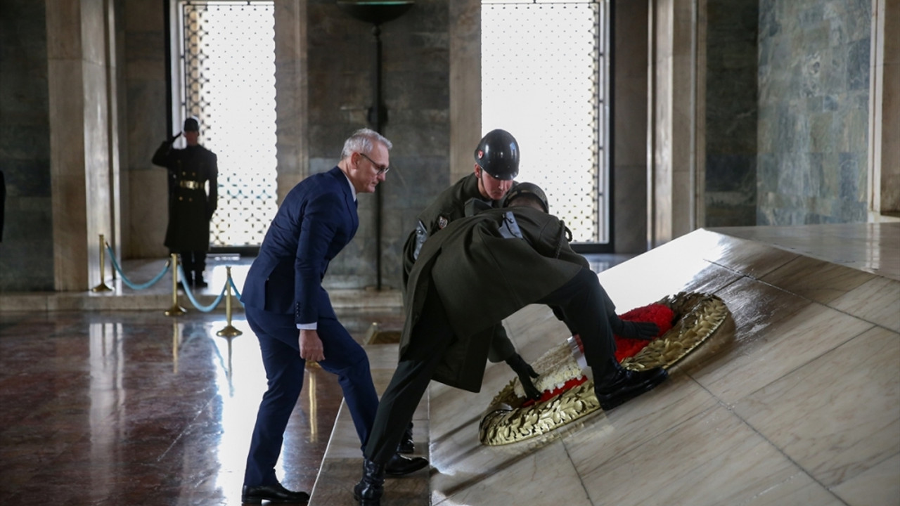 Hentbol ailesi, THF'nin 48. yılında Anıtkabir'i ziyaret etti