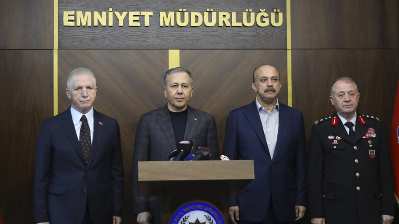 İçişleri Bakanı Yerlikaya, AK Parti Küçükçekmece Belediye Başkan adayı Aziz Yeniay'ın seçim çalışması sırasındaki saldırıya ilişkin 17 kişinin gözaltına alındığını bildirdi