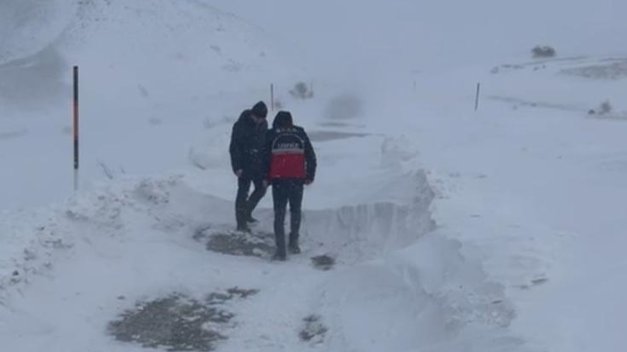 Iğdır'da yolu kardan kapanan köyde rahatsızlanan hamile kadın hastaneye ulaştırıldı
