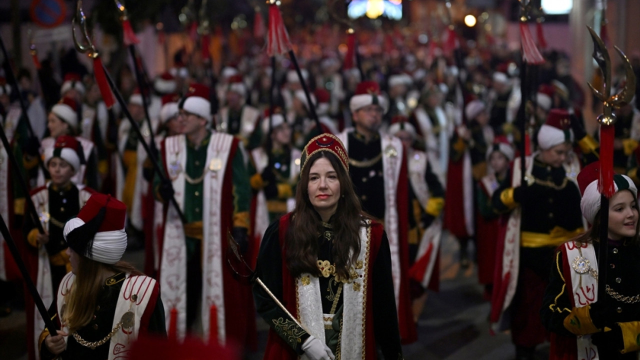 İspanya'da "Los Turcos" grubu bu yılki festivalde de kalabalık grupla geçidini yaptı