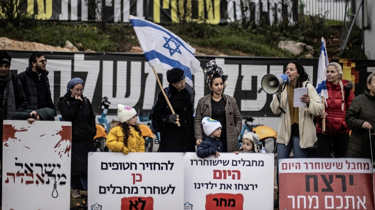 İsrail Meclisi önünde Gazze'de ateşkes yanlıları ve karşıtları gösteri yaptı