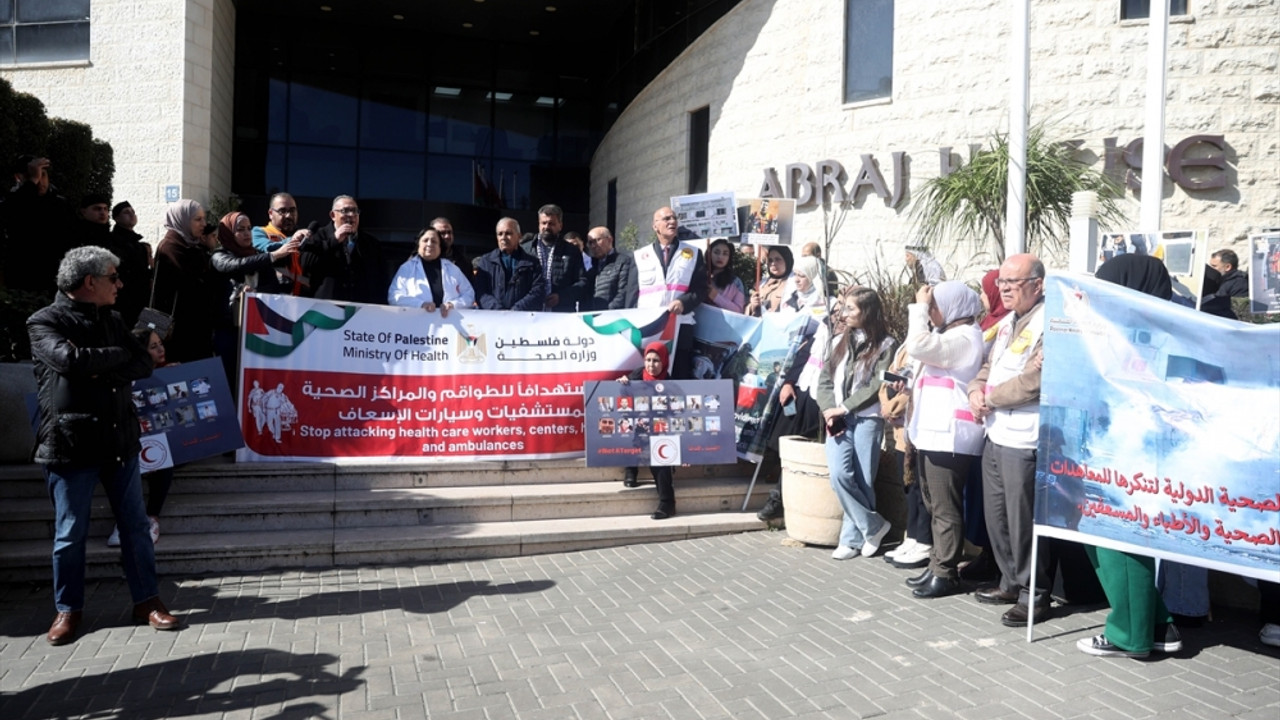 İsrail, saldırılarını sürdürdüğü Gazze'de 340 doktor ve sağlık çalışanını öldürdü
