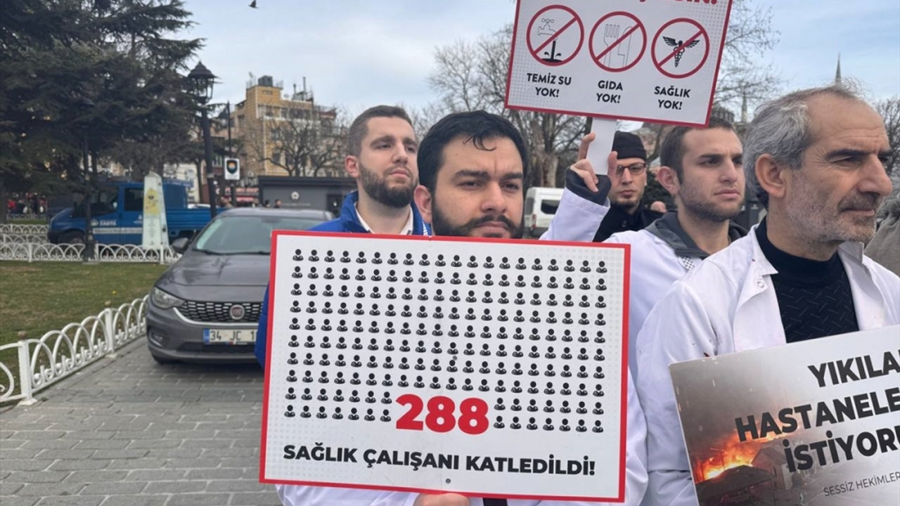 İstanbul'da doktorlar, Gazze'ye destek için sessiz yürüyüş düzenledi