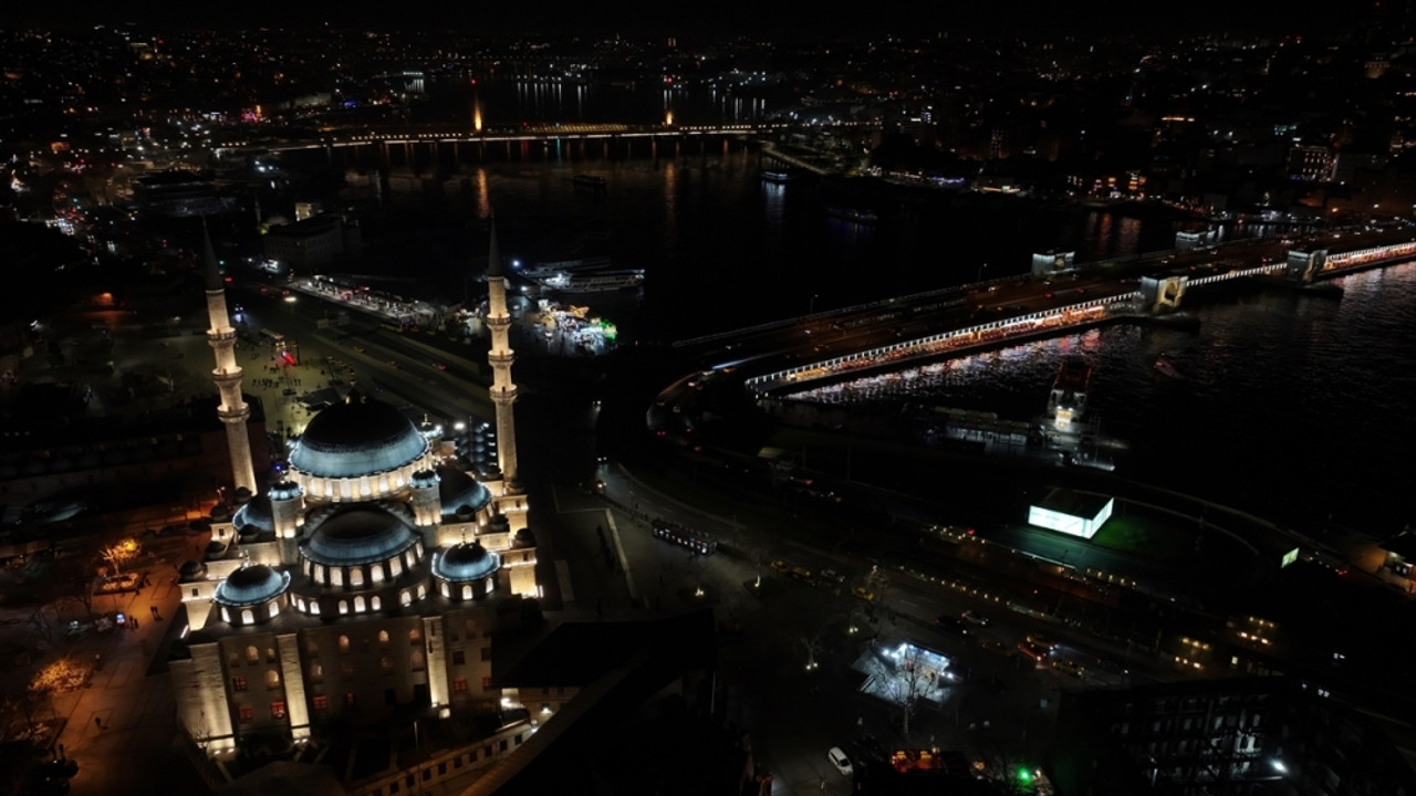 İstanbul'da Miraç Kandili dualarla idrak edildi