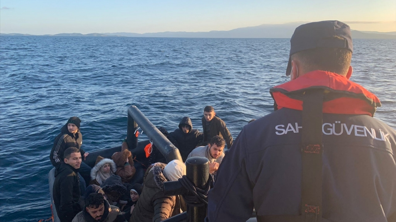 İzmir açıklarında 43 düzensiz göçmen kurtarıldı, 34 yabancı uyruklu yakalandı