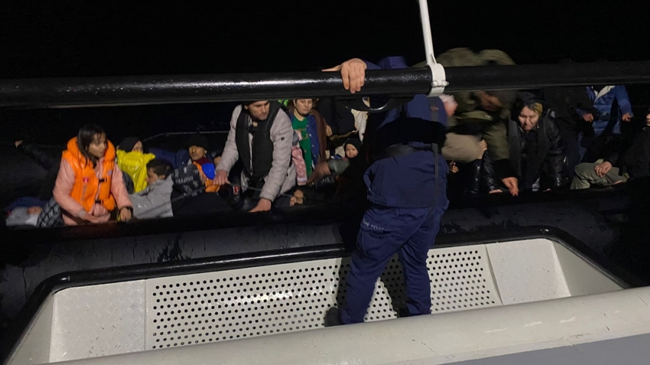İzmir açıklarında 44 düzensiz göçmen kurtarıldı